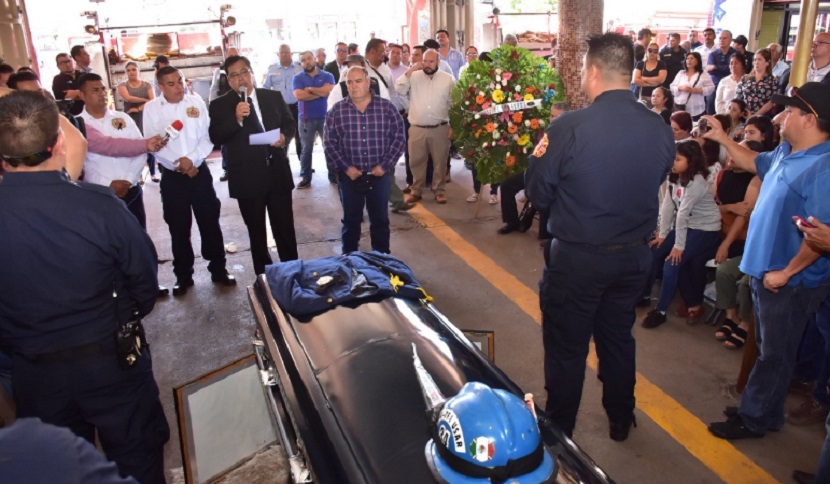 Rinden homenaje póstumo al bombero Andrés Guzmán Arellano