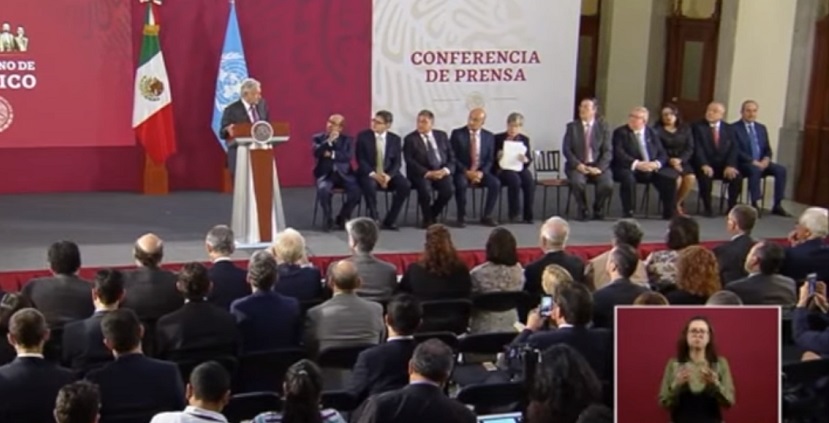 Firma López Obrador decreto para acabar con el “huachicol” de cuello blanco