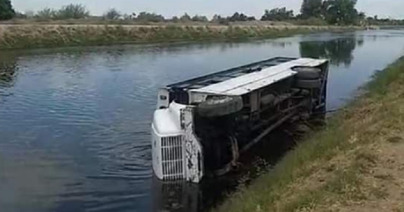 Cae camión al canal en Las Areneras, se reportan dos lesionados