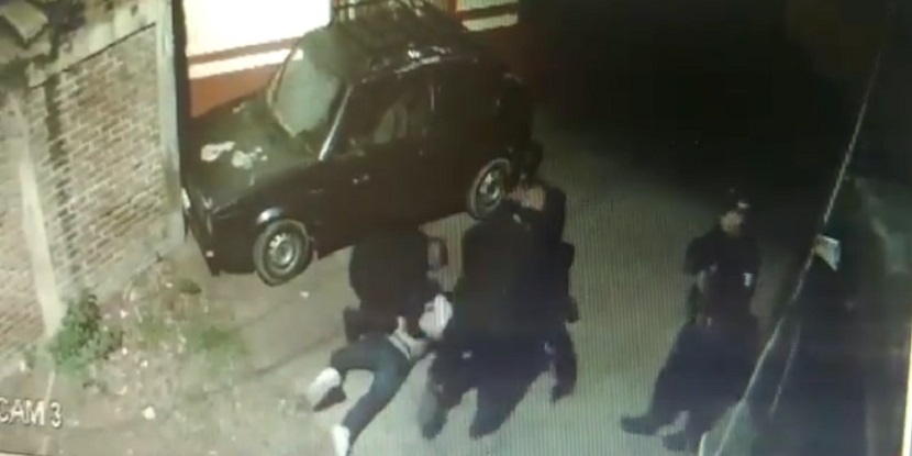 VIDEO Detienen a cinco policías por estrangular a detenido