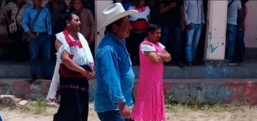 Por incumplir promesas, visten de mujer a alcalde de Huixtán