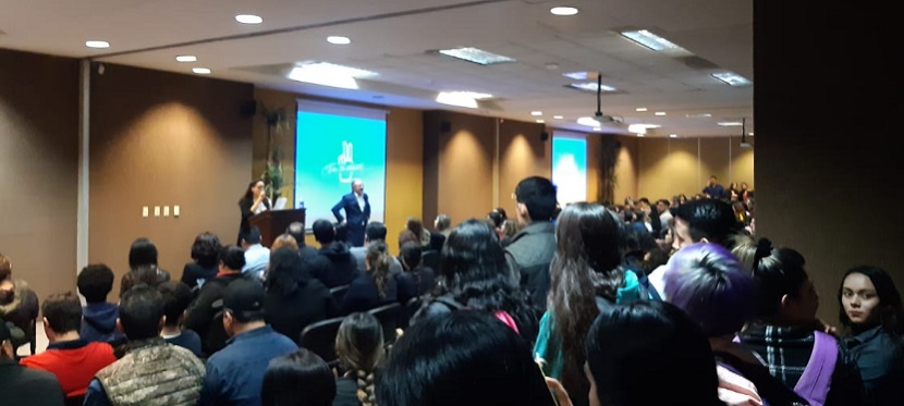 Javier Vales presenta comparecencias en Itson Centro con auditorio lleno