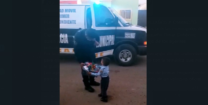 Policias municipales dan sorpresa de cumpleaños a Omarcito