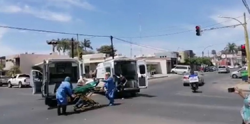 Camioneta impacta ambulancia que trasladaba a paciente covid