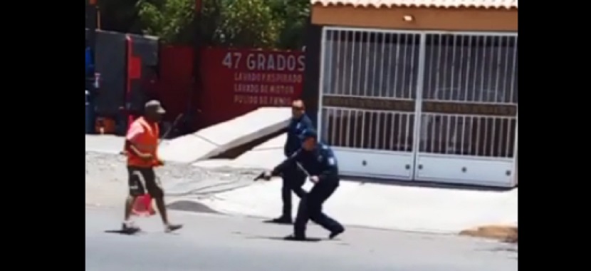 VIDEO Con un tiro de advertencia municipales forcejean con sujeto armado con machete