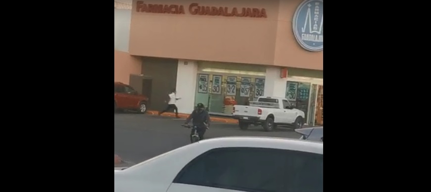 Sujeto inicia balacera en farmacia del centro, huye en bicicleta