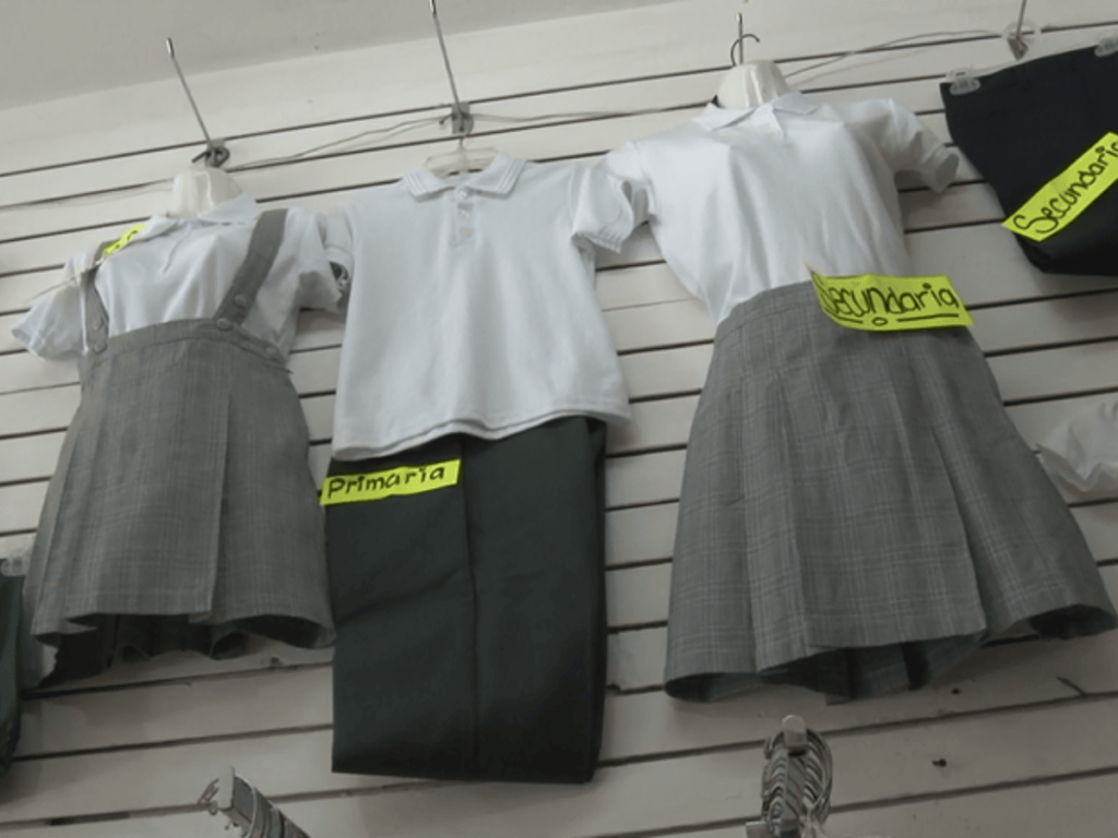 Distribuyen de uniformes escolares para el ciclo 2024-2025 ...
