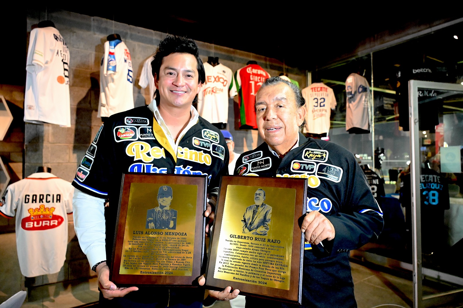 Luis Mendoza y Gilberto Ruiz en el Salón de la Fama de los Yaquis