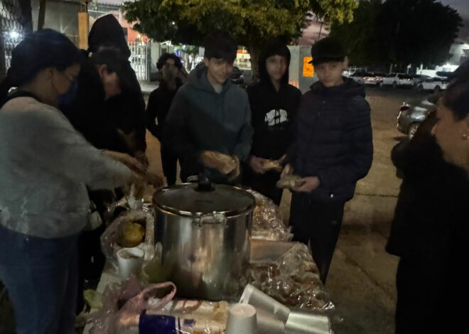 Jóvenes se unen para llevar abrigo y alimentos a quienes más lo necesitan