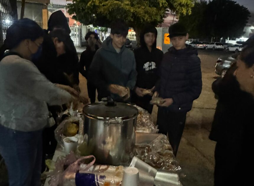 Jóvenes se unen para llevar abrigo y alimentos a quienes más lo necesitan