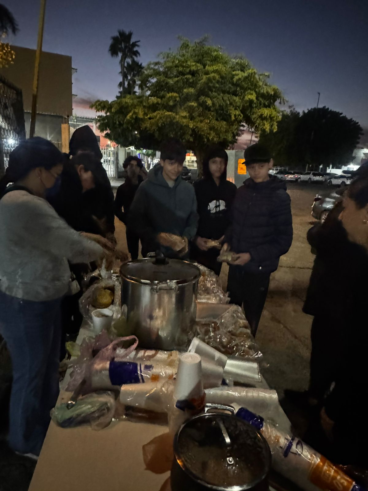 Jóvenes se unen para llevar abrigo y alimentos a quienes más lo necesitan