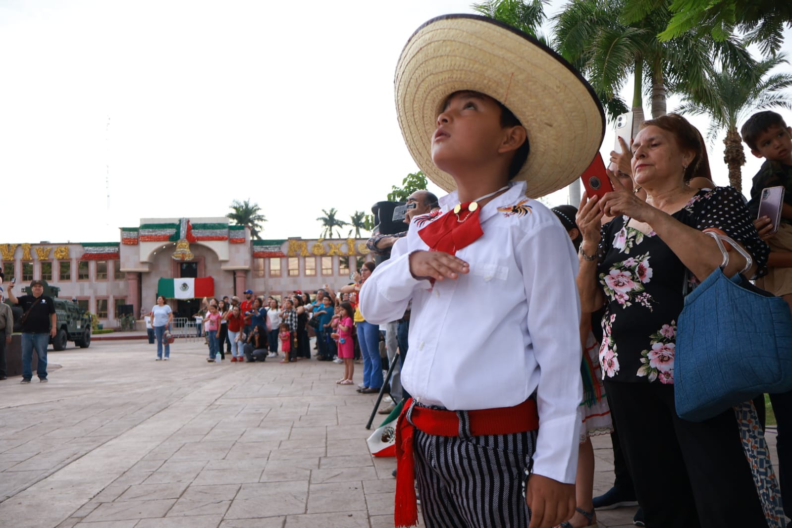 Obregón saca pecho patrio: desfile con todo