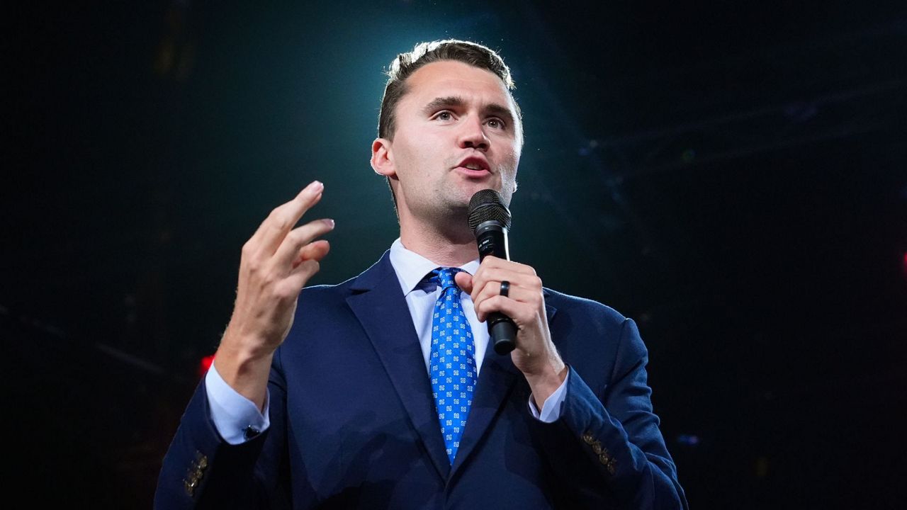 ¿Atentado político? Charlie Kirk muere tras balazo en evento universitario