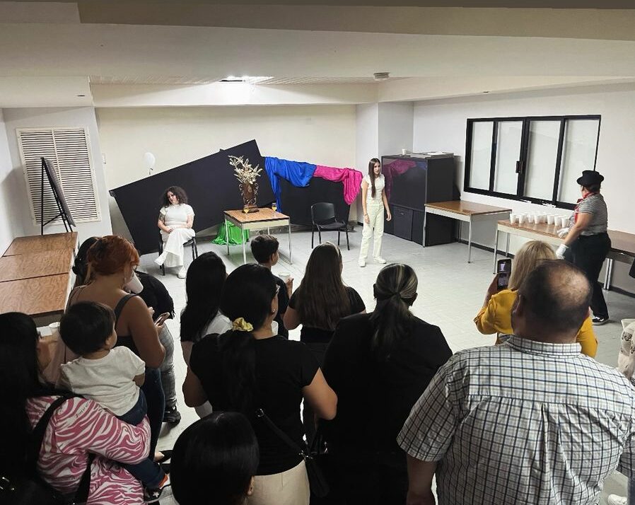 “La tinta nunca seca”: teatro inmersivo llega a la Biblioteca Pública de Cajeme