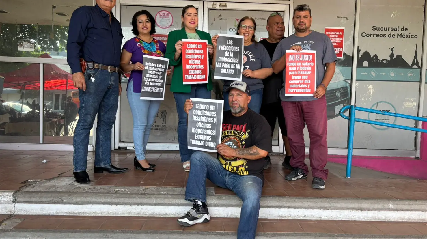 Empleados de Correos de México en Obregón realizan manifestación pacífica por aumento salarial y mejores insumos