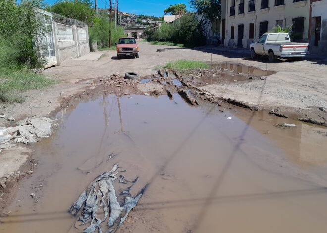 Vecinos de la colonia Amanecer 1 denuncian fuga de agua potable y piden atención urgente a Oomapasc