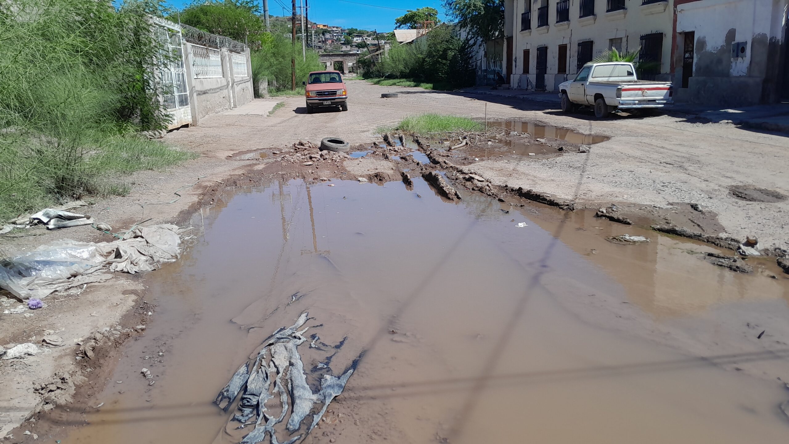 Vecinos de la colonia Amanecer 1 denuncian fuga de agua potable y piden atención urgente a Oomapasc