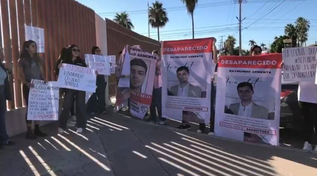 Familiares bloquean acceso a la FGJE en reclamo por joven privado de la libertad en Ciudad Obregón