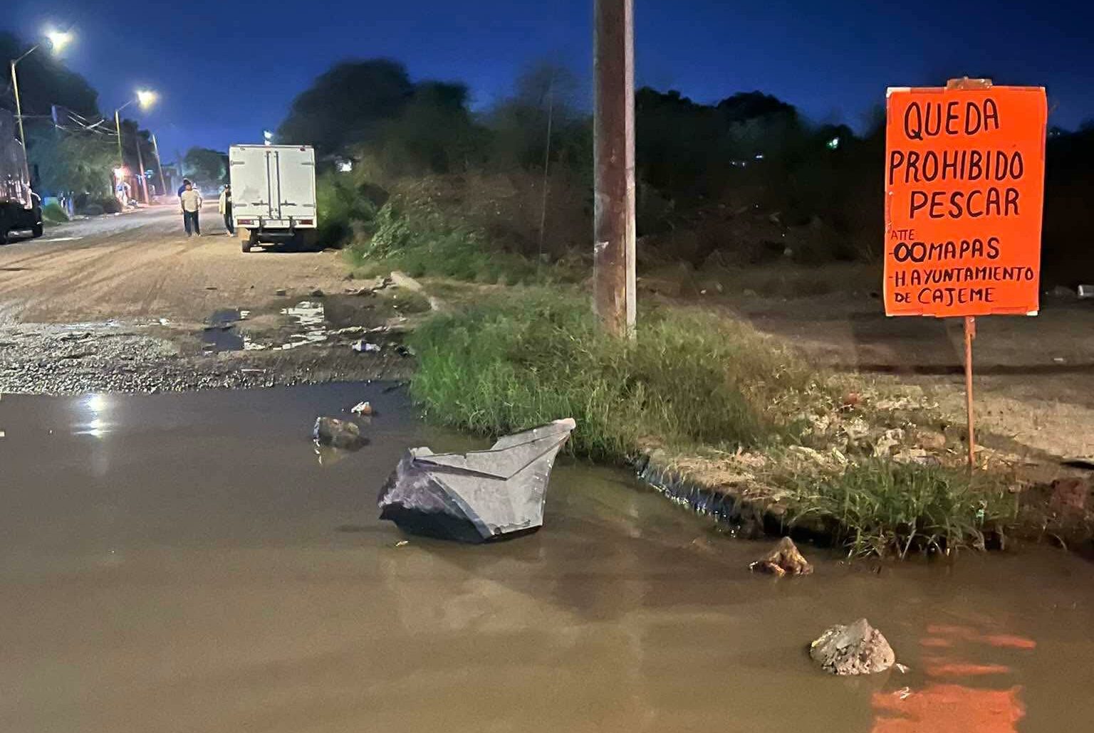 Vecinos de Urbivilla denuncian aguas estancadas en vía pública
