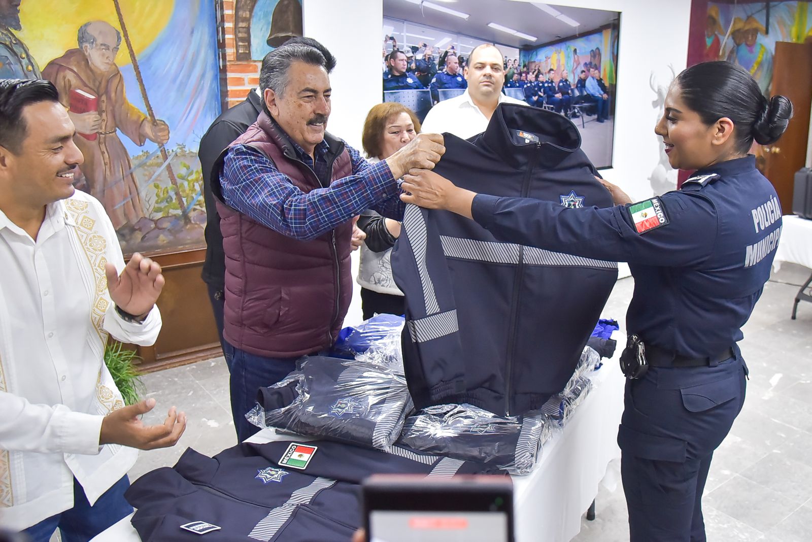 Refuerzan seguridad en Cajeme con entrega de drones y chamarras