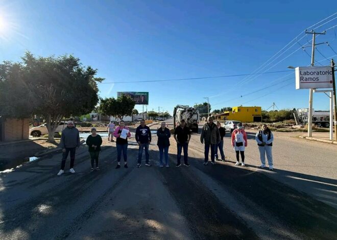 Vecinos bloquean calle California por fallas en drenaje en colonia Alameda