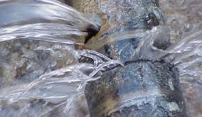 Vecinos de la colonia Constitución reportan fuga de agua potable sin atender