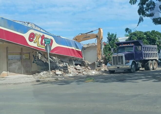 Demolición de tienda Extra genera reacciones en Ciudad Obregón