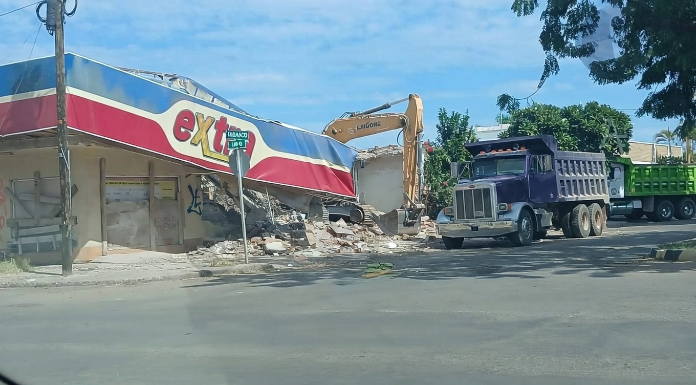 Demolición de tienda Extra genera reacciones en Ciudad Obregón
