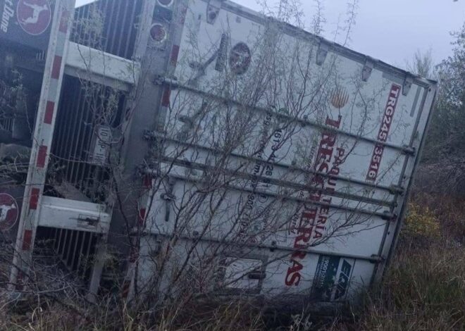Tráiler de Tres Guerras impacta de frente a autobús en la Caborca–Sonoyta