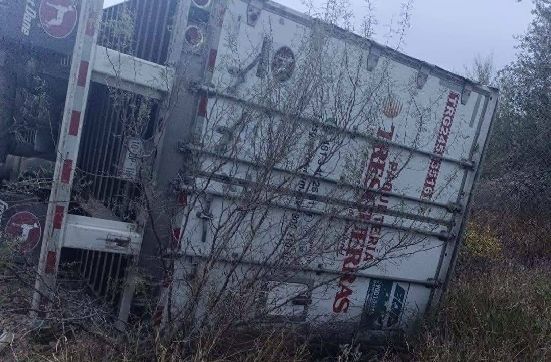 Tráiler de Tres Guerras impacta de frente a autobús en la Caborca–Sonoyta