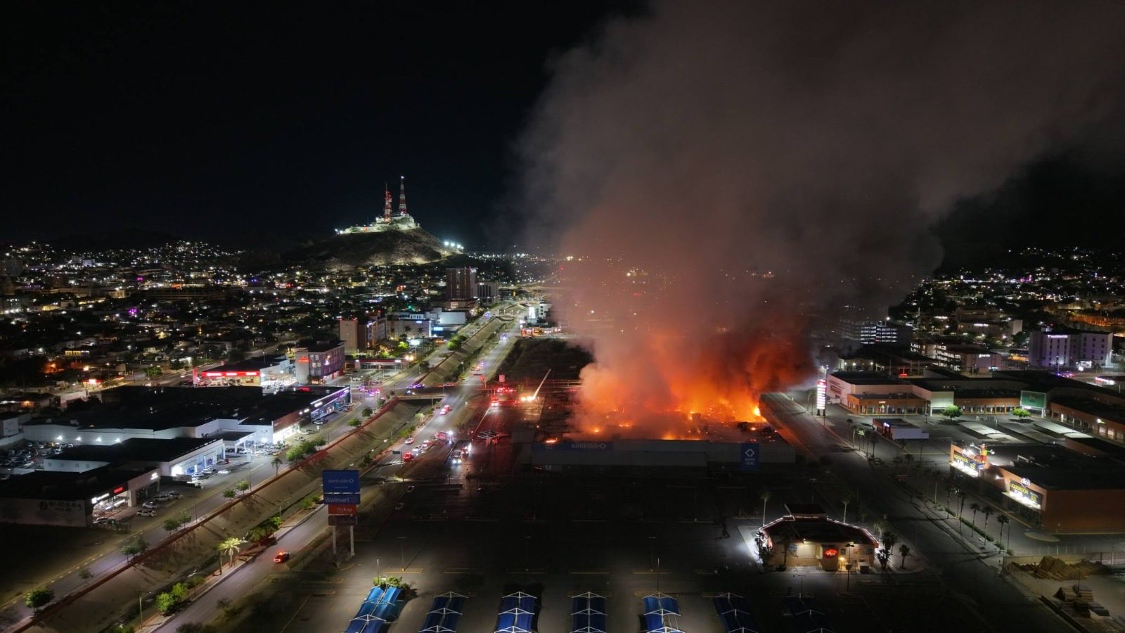 Incendio consume inmueble del ex Sam’s Club en Hermosillo