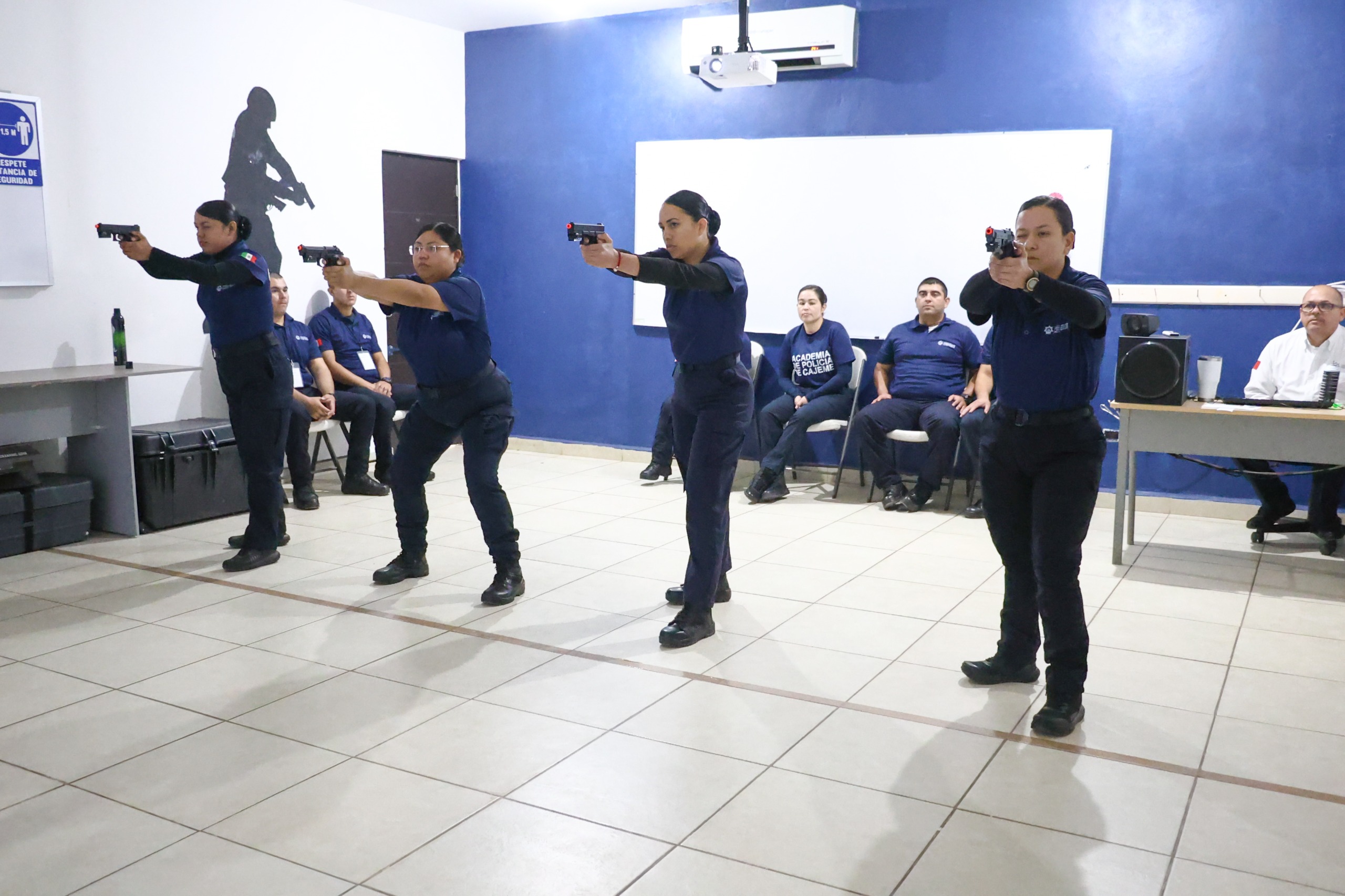 Cadetes entrenan con simulador de tiro