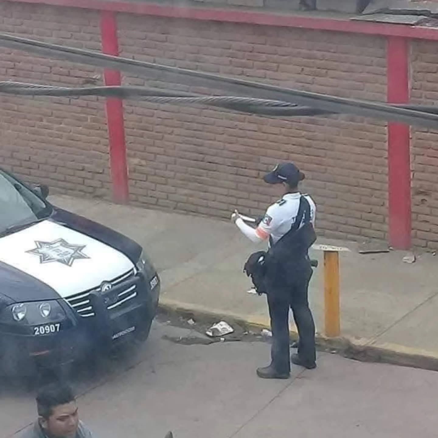 Agente de tránsito sanciona a patrulla y se vuelve viral