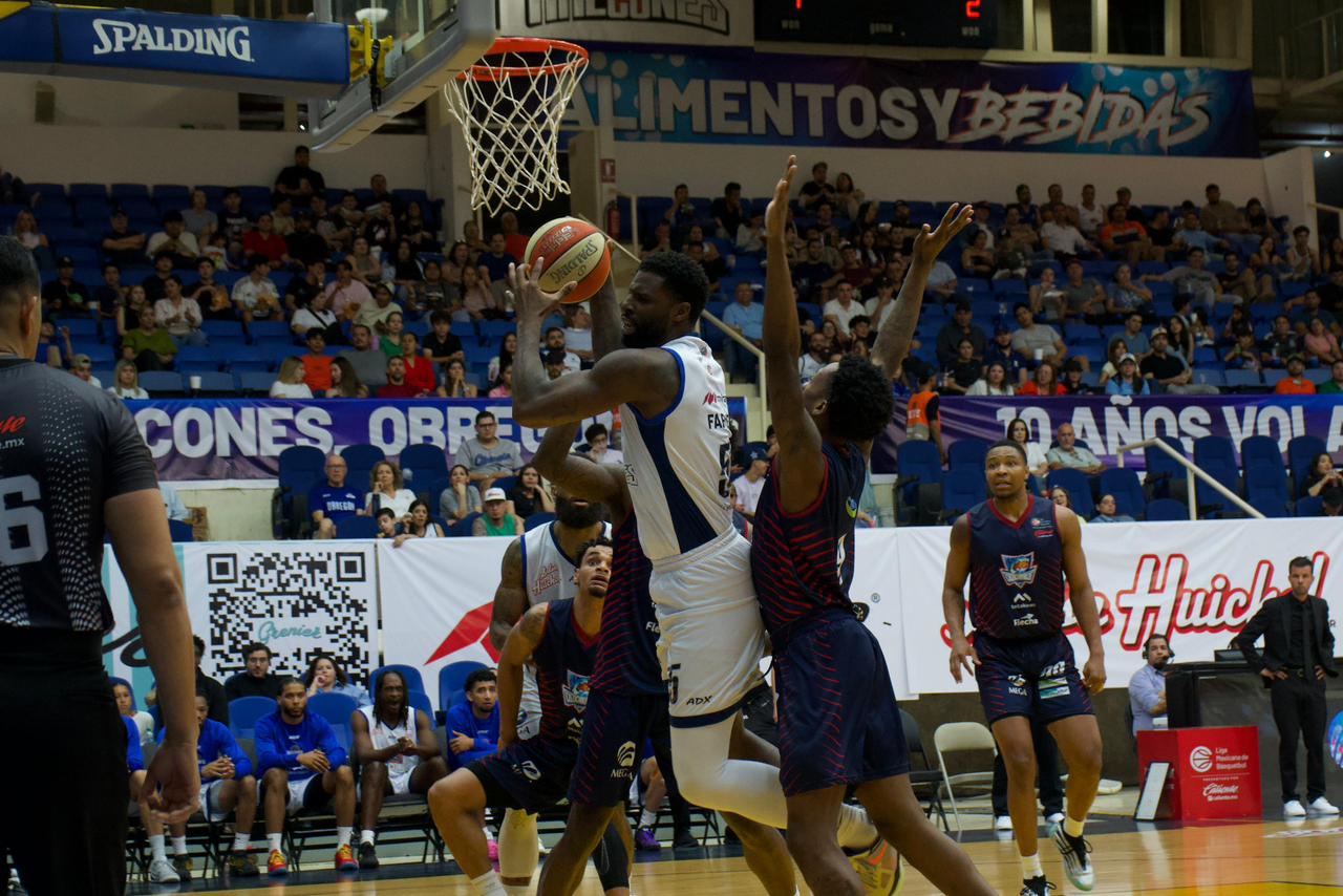 Halcones dividen en casa