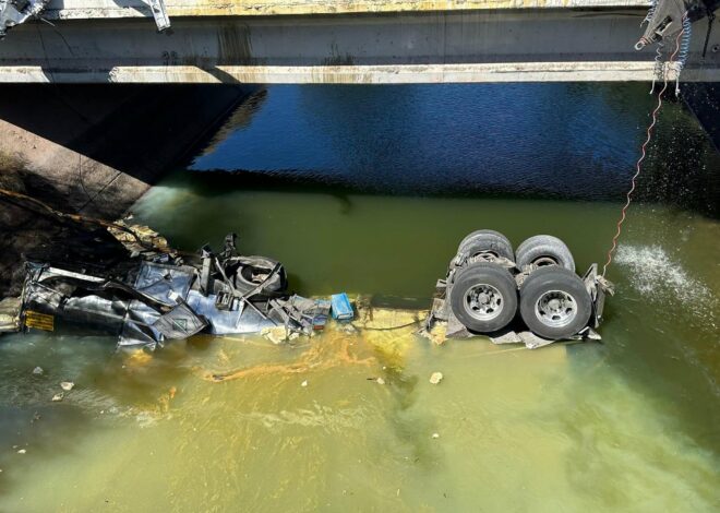 Tráiler cae a canal con químicos y activa alerta en Cajeme