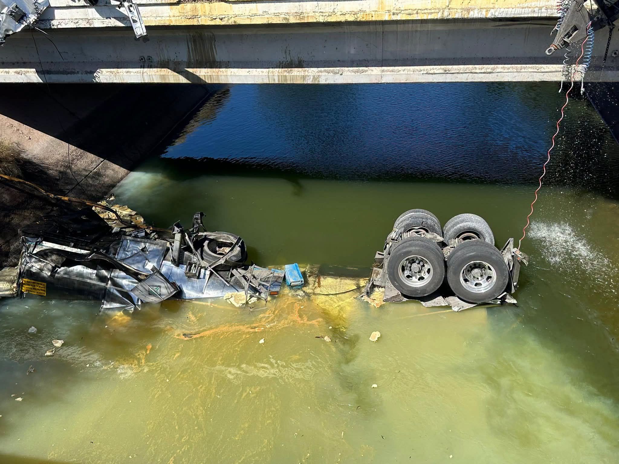 Tráiler cae a canal con químicos y activa alerta en Cajeme