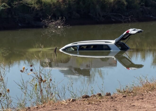 Localizan cuerpo de mujer dentro de vehículo en canal