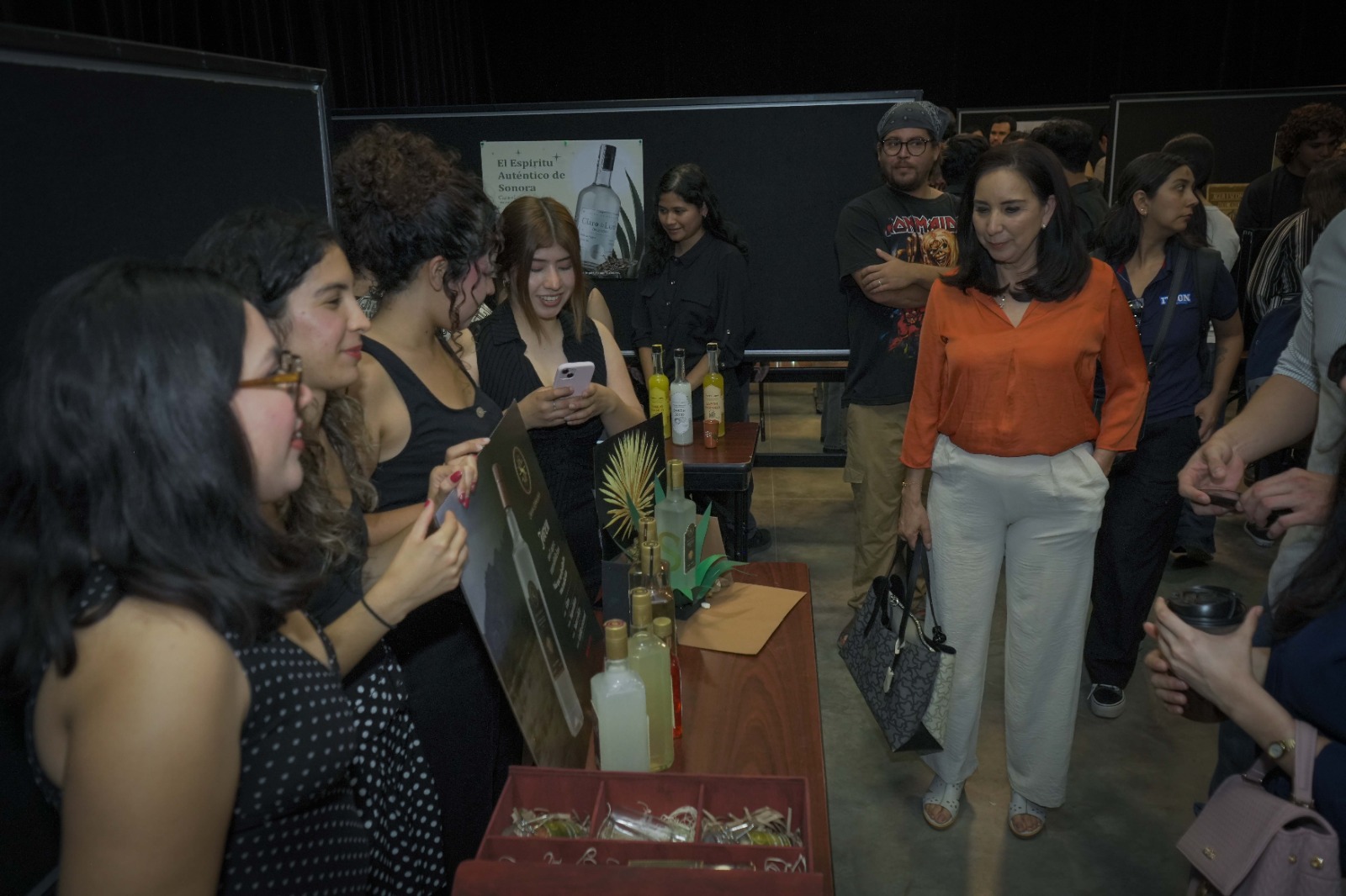 Estudiantes diseñan branding para productores de bacanora