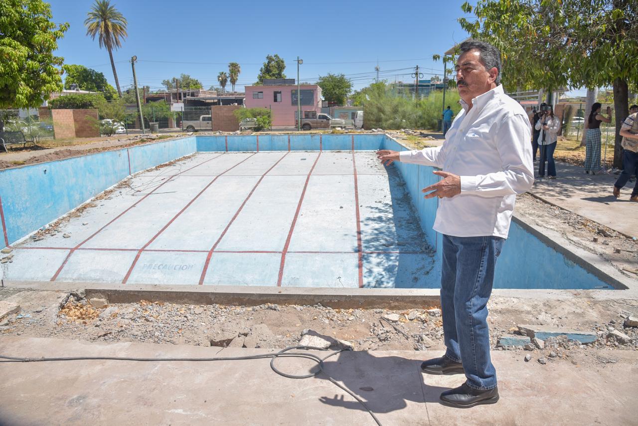 Renovarán alberca de Plaza Constitución