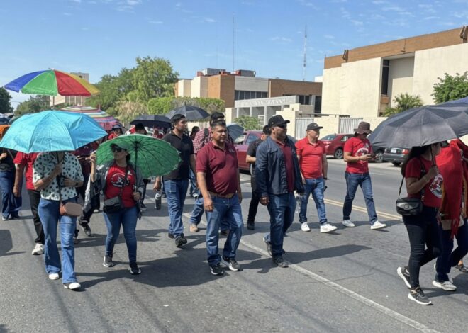 Maestros marchan por calles de OBR