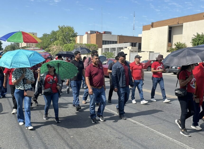 Maestros marchan por calles de OBR