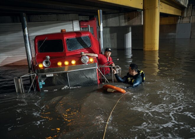 Rescatan a trailero tras inundación en paso a desnivel