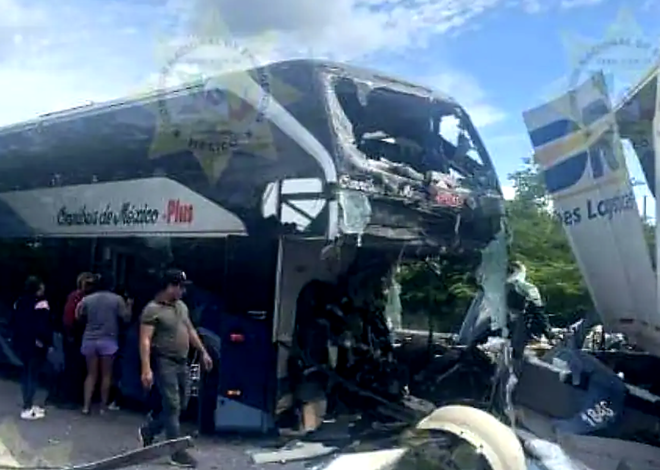 Autobús de Omnibus de México choca en autopista
