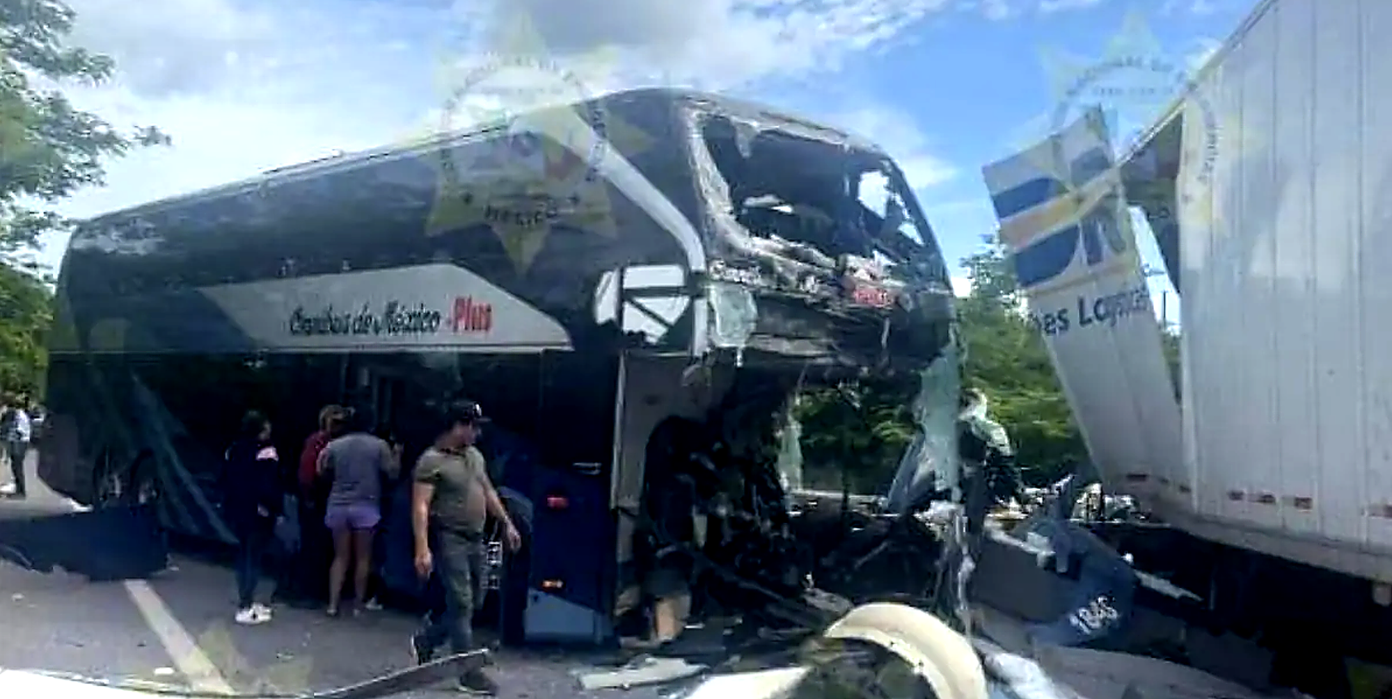 Autobús de Omnibus de México choca en autopista