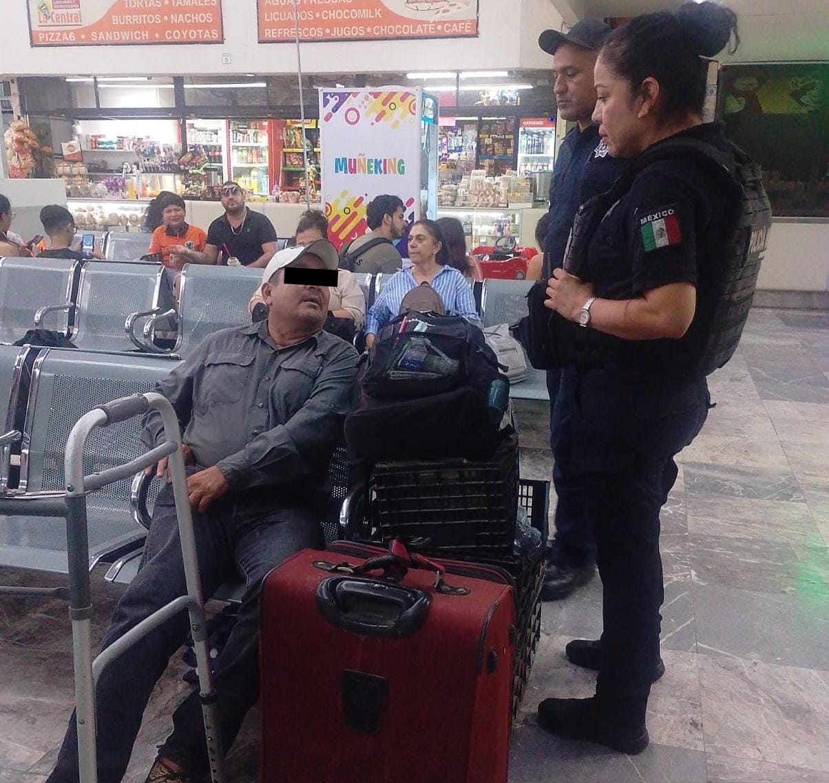 UMAV auxilia a hombre varado en central camionera