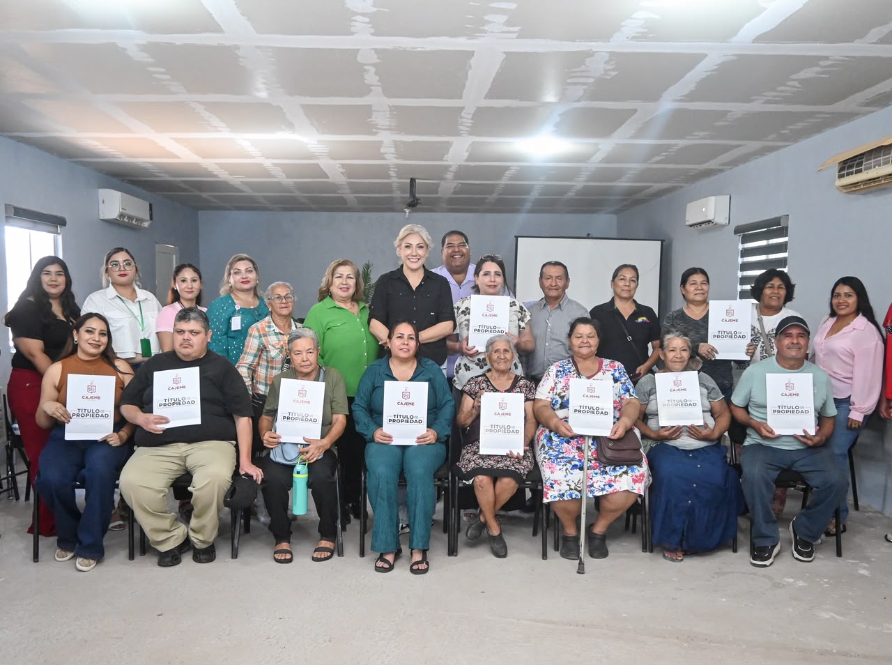 Once familias reciben certeza jurídica para su hogar