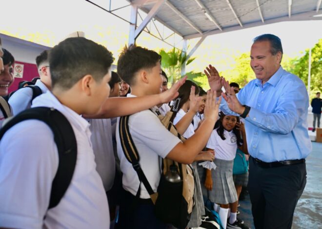Entregan computadoras a secundaria
