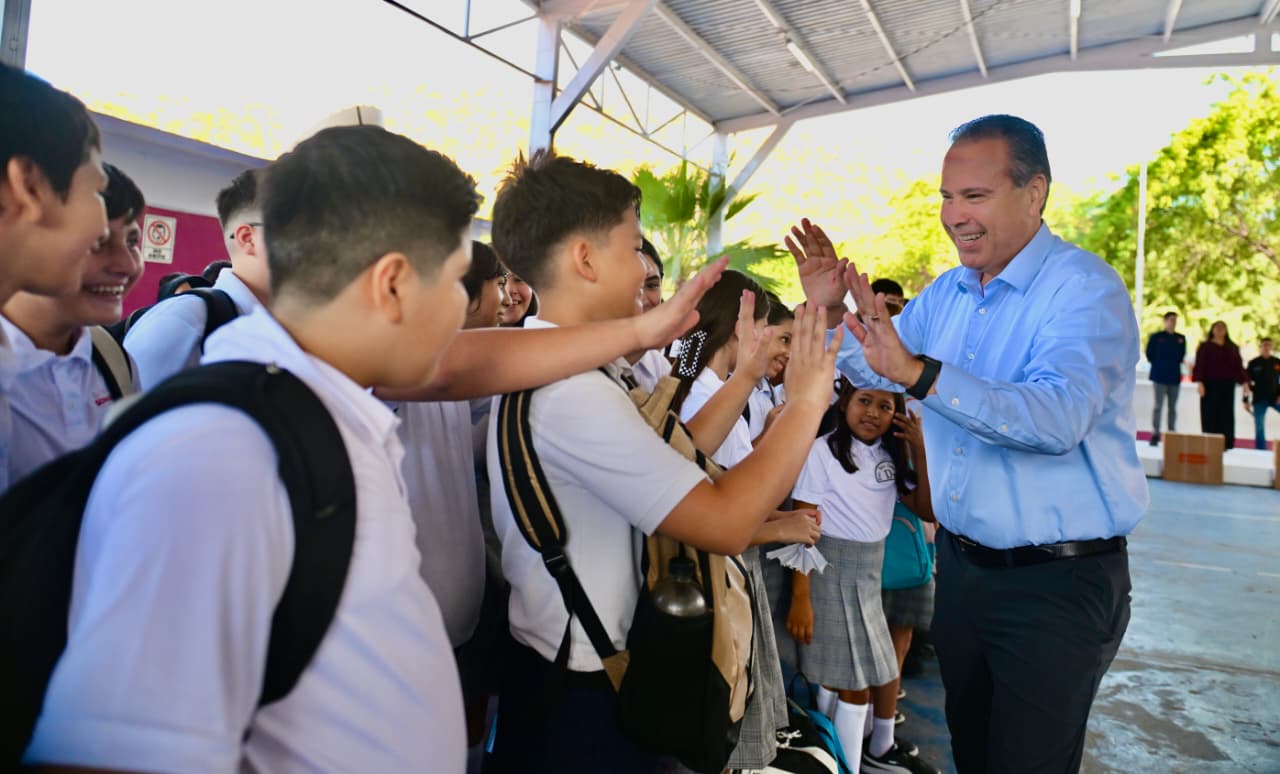 Entregan computadoras a secundaria