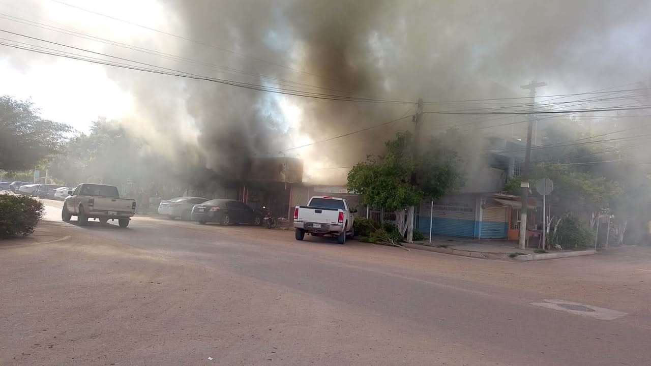 Incendio consume paletería en Pueblo Yaqui