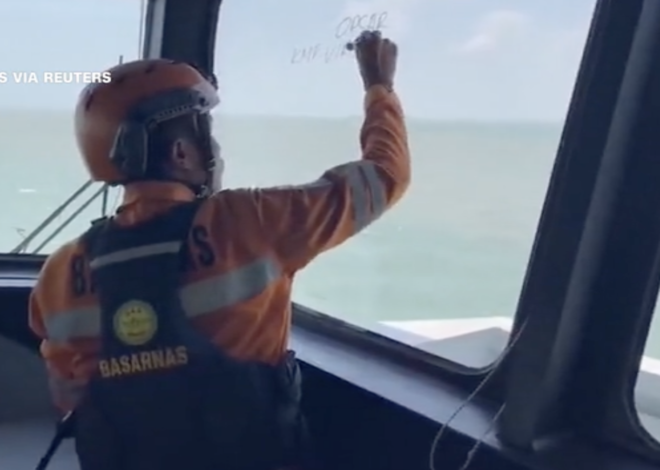 En Indonesia Ferry vuelca con 243 personas